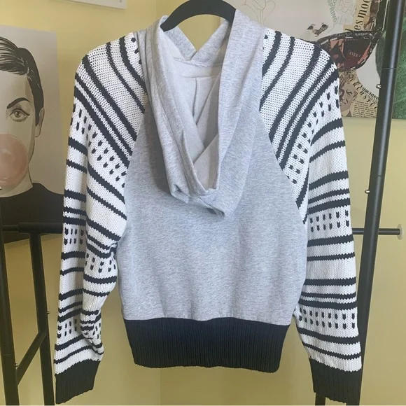 💫HP‼️💫 URBAN OUTFITTERS Hoodie w/ Knit Sleeves in Gray/Black/White, Small - Picture 4 of 7